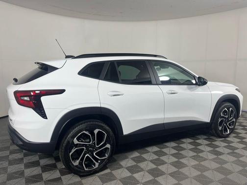 Summit White 2026 Chevrolet Trax 2RS