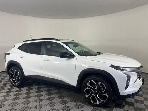 Summit White 2026 Chevrolet Trax 2RS