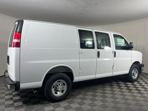 Summit White 2026 Chevrolet Express 2500 Work Van