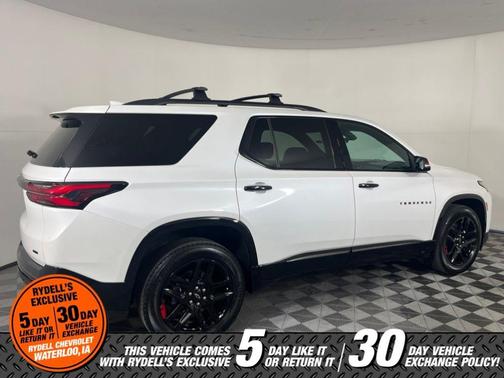 Iridescent Pearl Tricoat 2023 Chevrolet Traverse Premier