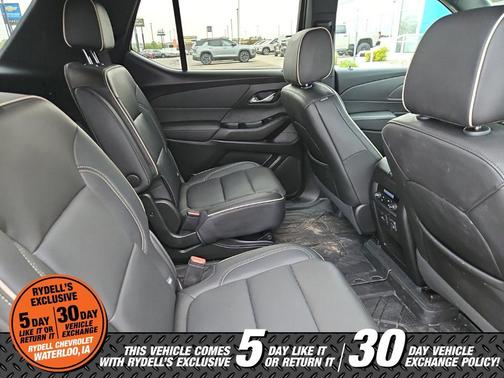 Iridescent Pearl Tricoat 2023 Chevrolet Traverse Premier