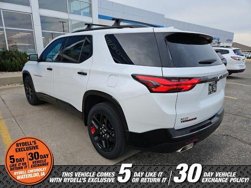 Iridescent Pearl Tricoat 2023 Chevrolet Traverse Premier