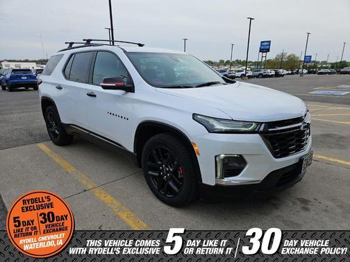 Iridescent Pearl Tricoat 2023 Chevrolet Traverse Premier