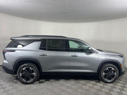 Sterling Gray Metallic 2027 Chevrolet Traverse LT 2LT