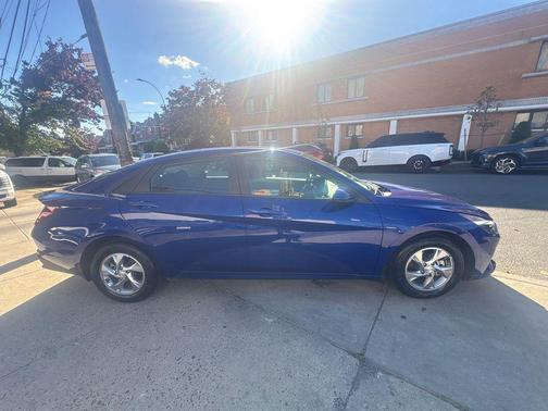 2022 Hyundai ELANTRA SE