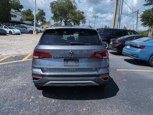 Gray 2022 Volkswagen Taos SE