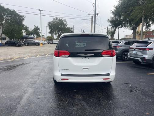 2022 Chrysler Voyager LX