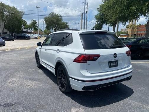 White 2022 Volkswagen Tiguan SE R-Line Black