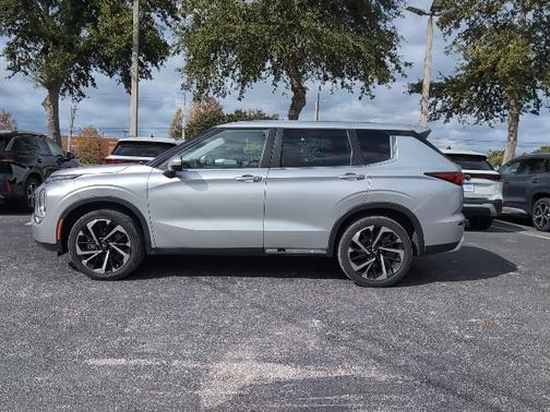 2023 Mitsubishi Outlander SE