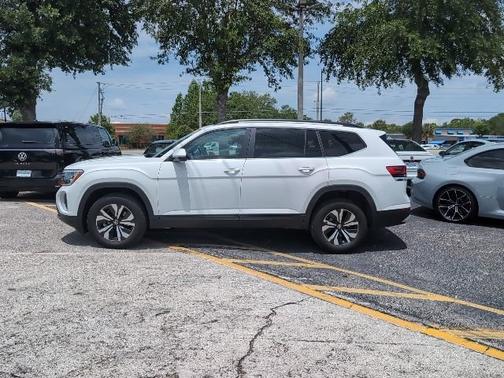 Pure White 2024 Volkswagen Atlas 2.0T SE