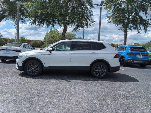 Opal White 2023 Volkswagen Tiguan SE