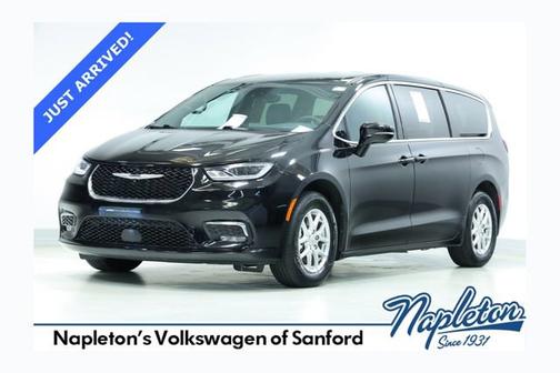 Diamond Black Crystal Pearlcoat 2025 Chrysler Pacifica Select