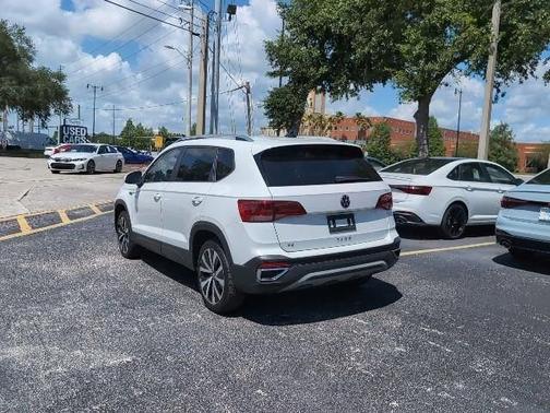 Pure White 2022 Volkswagen Taos SE