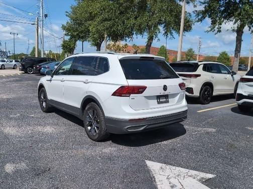 Pure White 2022 Volkswagen Tiguan SE