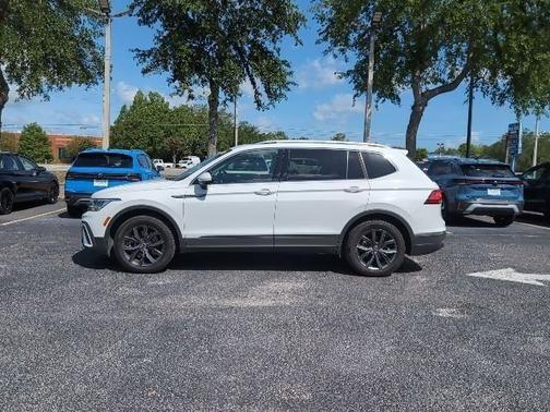 Pure White 2022 Volkswagen Tiguan SE