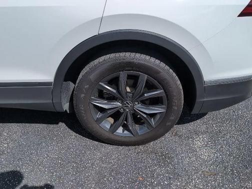Pure White 2022 Volkswagen Tiguan SE