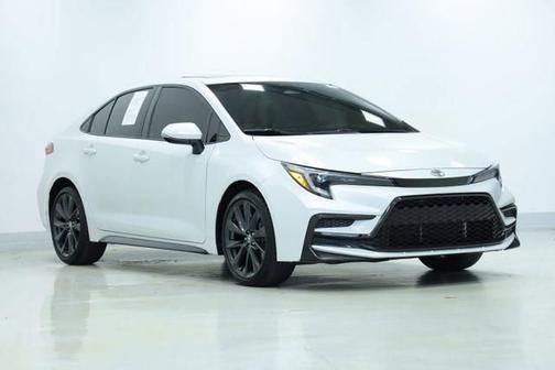 Wind Chill Pearl/Midnight Black Metallic 2023 Toyota Corolla XSE