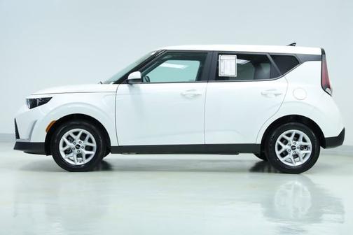 White 2025 Kia Soul LX