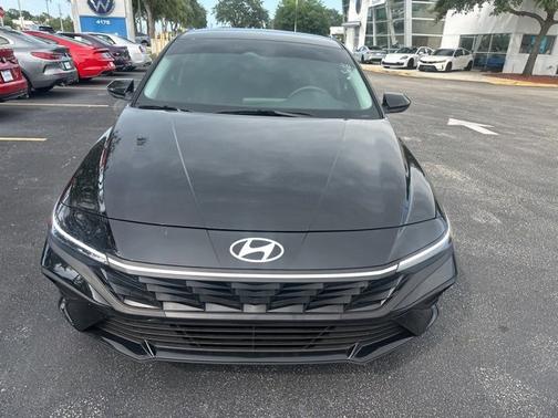 2025 Hyundai ELANTRA SE
