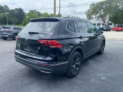 Deep Black 2024 Volkswagen Tiguan SE