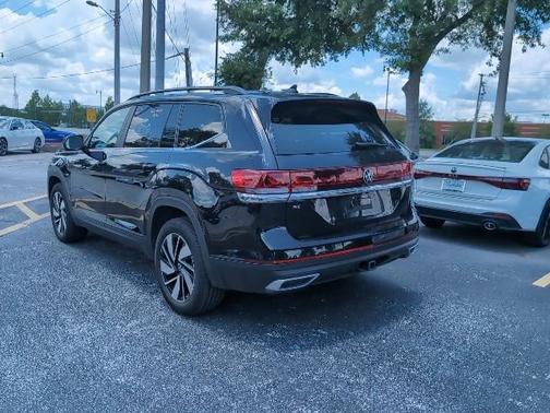 Deep Black Pearl 2025 Volkswagen Atlas 2.0T SE w/Technology