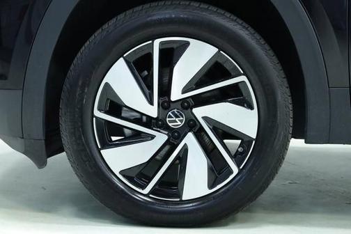 Deep Black Pearl 2025 Volkswagen Atlas 2.0T SE w/Technology