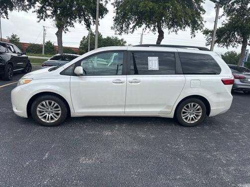 2017 Toyota Sienna XLE