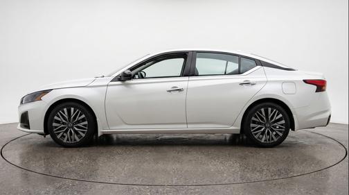 Glacier White 2025 Nissan Altima SV FWD