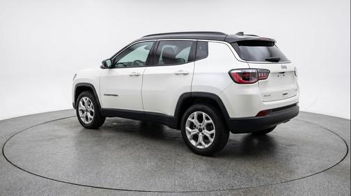 Bright White Clearcoat 2025 Jeep Compass Latitude