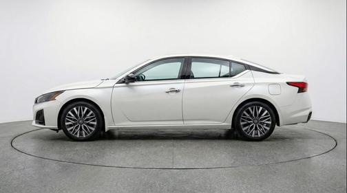 Glacier White 2025 Nissan Altima SV FWD