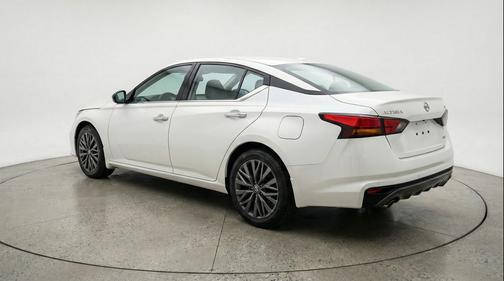 Glacier White 2025 Nissan Altima SV FWD