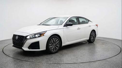 Glacier White 2025 Nissan Altima SV FWD