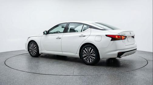 Glacier White 2025 Nissan Altima SV FWD