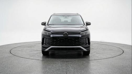 Deep Black Pearl 2026 Volkswagen Tiguan 2.0T SE