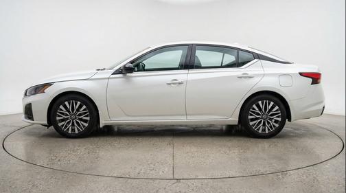 Glacier White 2025 Nissan Altima SV FWD