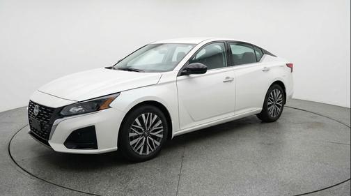 Glacier White 2025 Nissan Altima SV FWD