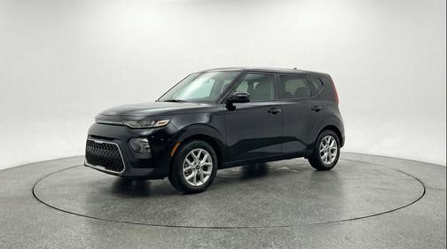 Fusion Black 2025 Kia Soul LX