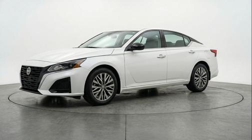 Glacier White 2025 Nissan Altima SV FWD