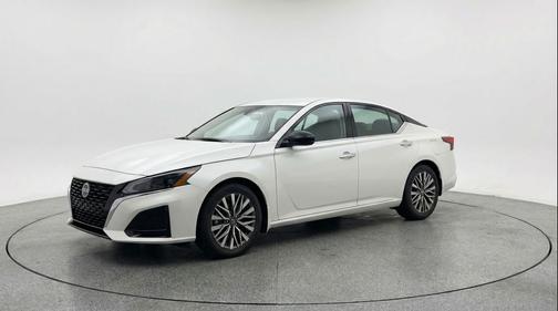 Glacier White 2025 Nissan Altima SV FWD