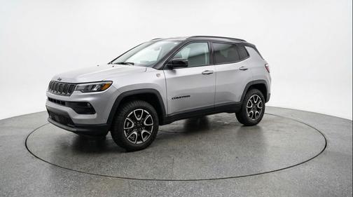 Silver Zynith Metallic Clearcoat 2025 Jeep Compass Trailhawk