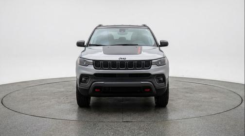 Silver Zynith Metallic Clearcoat 2025 Jeep Compass Trailhawk