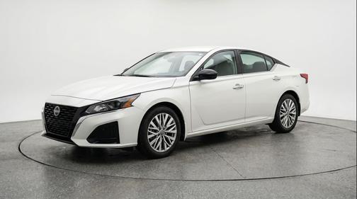 Glacier White 2025 Nissan Altima SV FWD