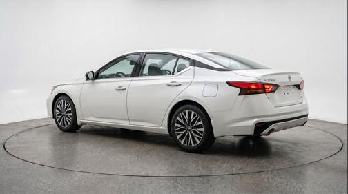 Glacier White 2025 Nissan Altima SV FWD