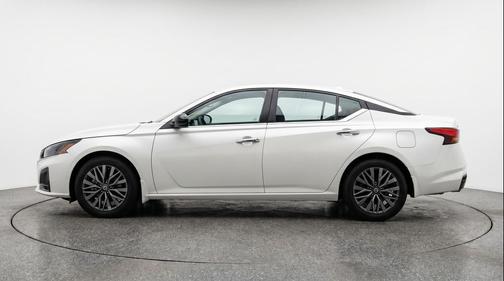 Glacier White 2025 Nissan Altima SV FWD