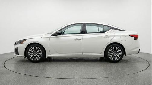 Glacier White 2025 Nissan Altima SV FWD