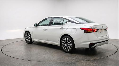 Glacier White 2025 Nissan Altima SV FWD