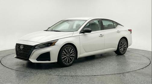 Glacier White 2025 Nissan Altima SV FWD