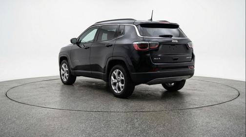 Diamond Black Crystal Pearlcoat 2025 Jeep Compass Latitude