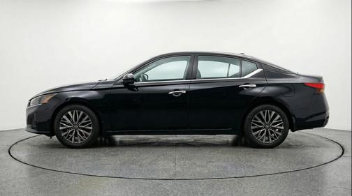 Super Black 2025 Nissan Altima SV FWD