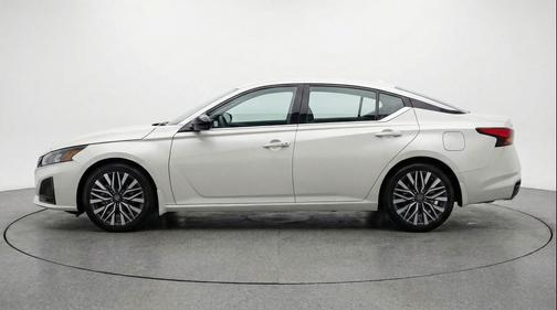 Glacier White 2025 Nissan Altima SV FWD